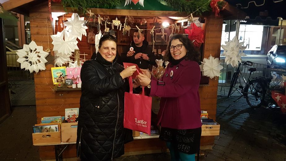 Spendenübergabe - Spenden statt Schenken am Weihnachtsmarktstand Hanau. Frau Nordberg (links) und Frau Merten von der Eugen-Kaiser-Schule (rechts im Bild)